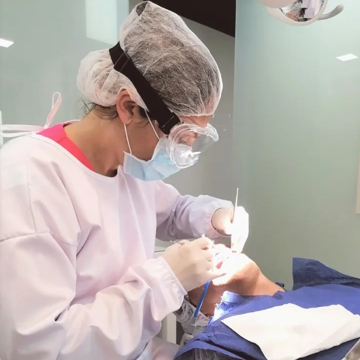 Dra. Rey revisando prótesis dental en Pontevedra