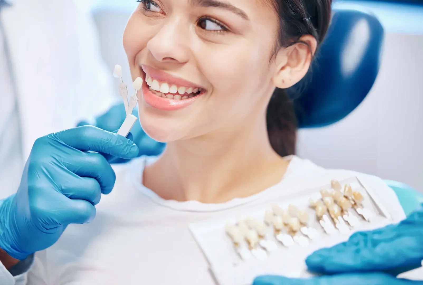 Paciente probando carillas con Dentista cosmetico en Pontevedra