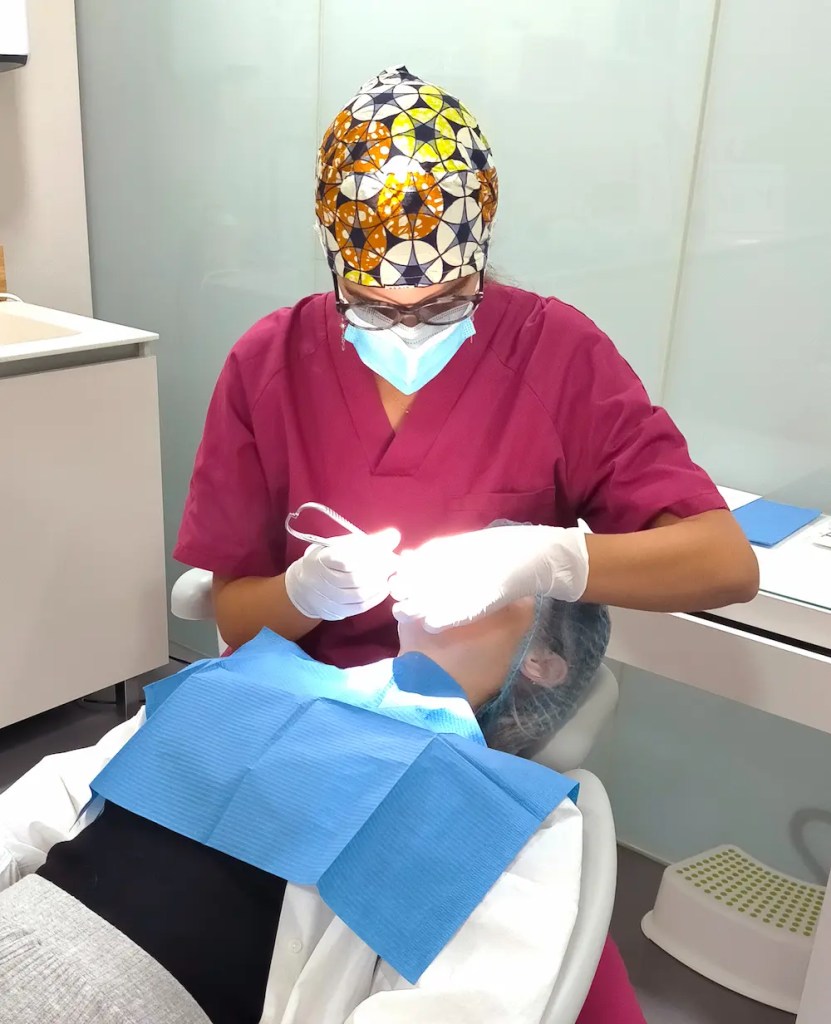 Dra. Beatriz Garcia Franco atendiendo a un paciente