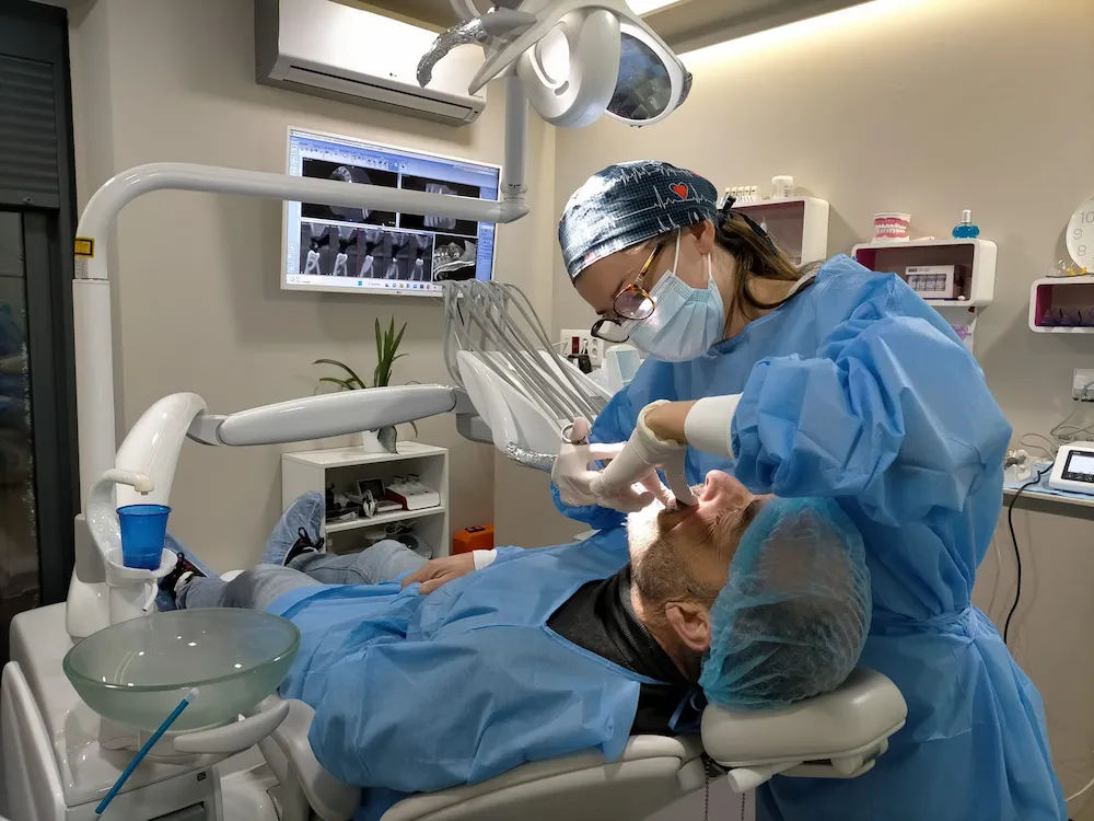 Dra. Patricia Castro Souto atendiendo a un paciente