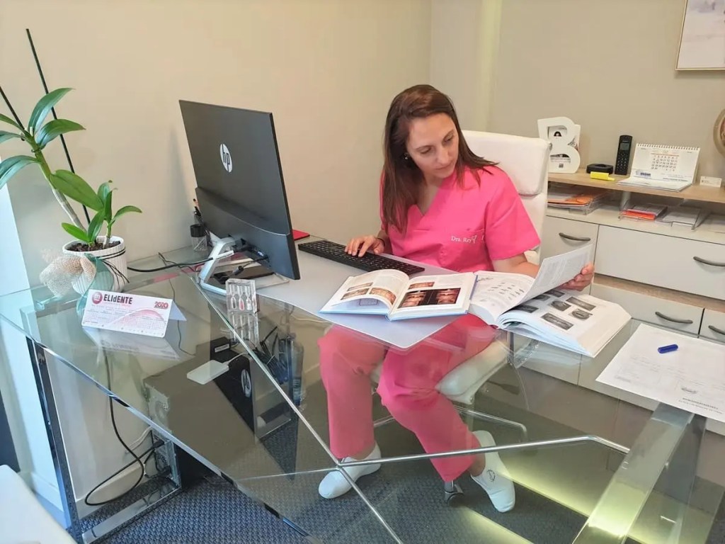 Dra.Rey un estudiando caso de un paciente